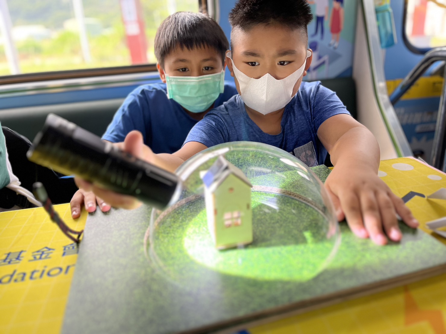 參與基礎科學主題車廂，以STEAM教學精神，設計「逐日科學家」、「太陽能工程師」以及「淨零建築師」三大能源科普課程和實驗