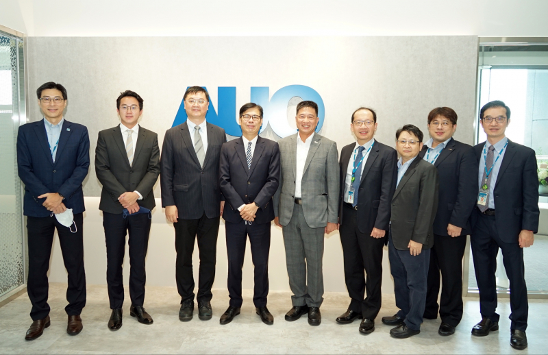 光電前進亞灣成立「AUO解決方案研發中心」，作為多元場域解決方案研發及試驗場域（圖中左為高雄市長陳其邁、圖中右為光電董事長彭双浪）